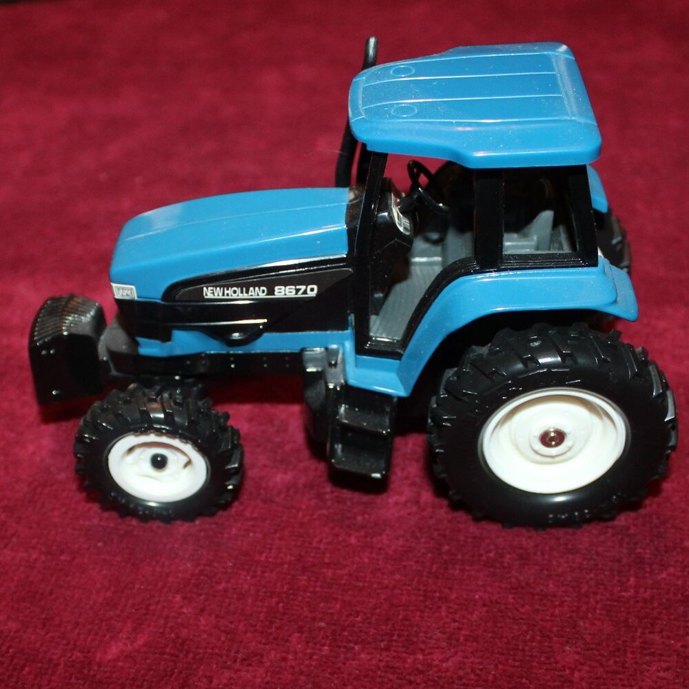 ERTL Die-cast collectible model of a New Holland 8670 tractor